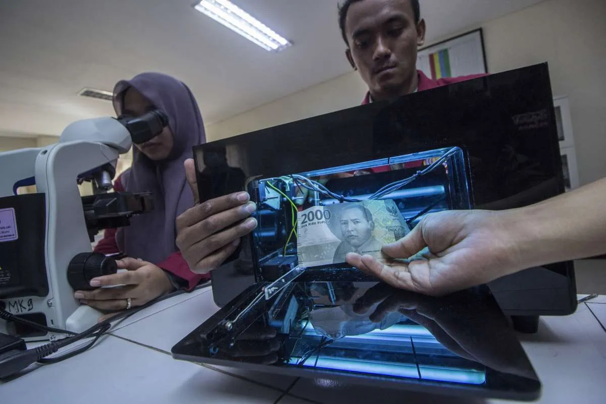 Bahaya! Virus Covid-19 bisa bertahan selama 28 hari di uang kertas dan layar ponsel