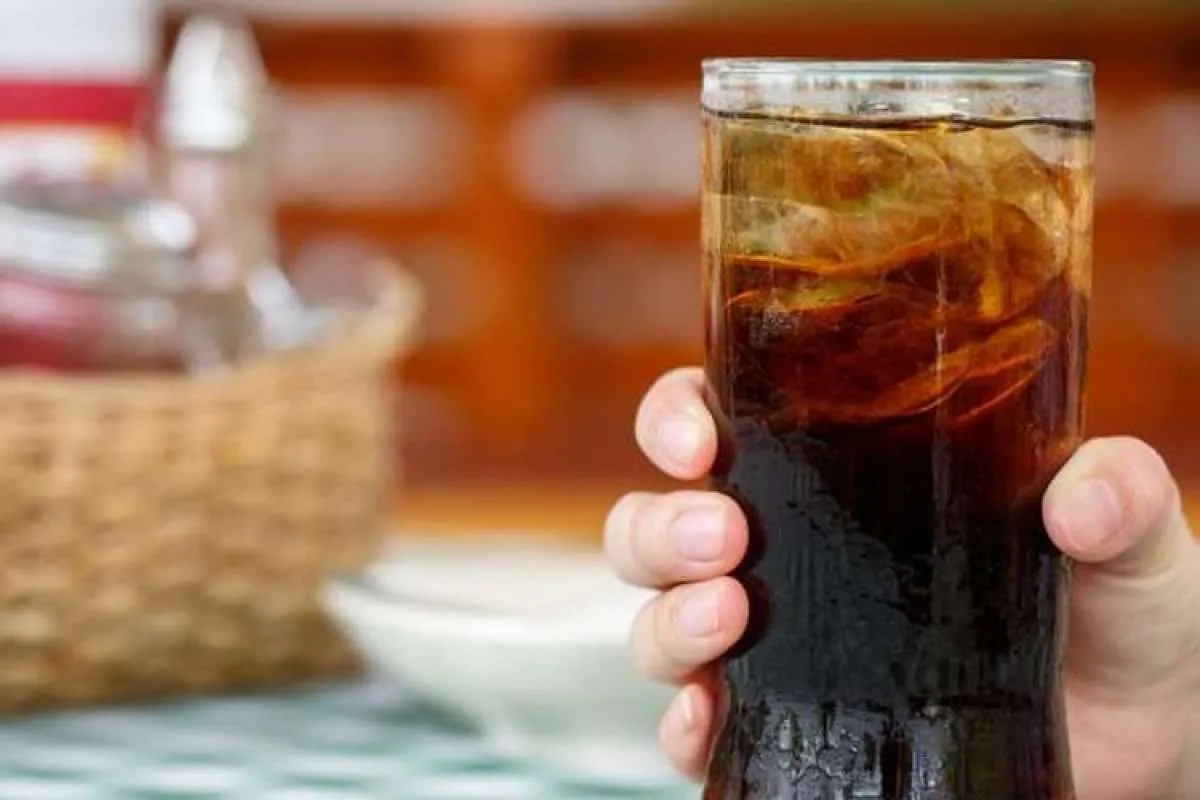 Minuman soda bisa meningkatkan kadar asam urat, benarkah? 