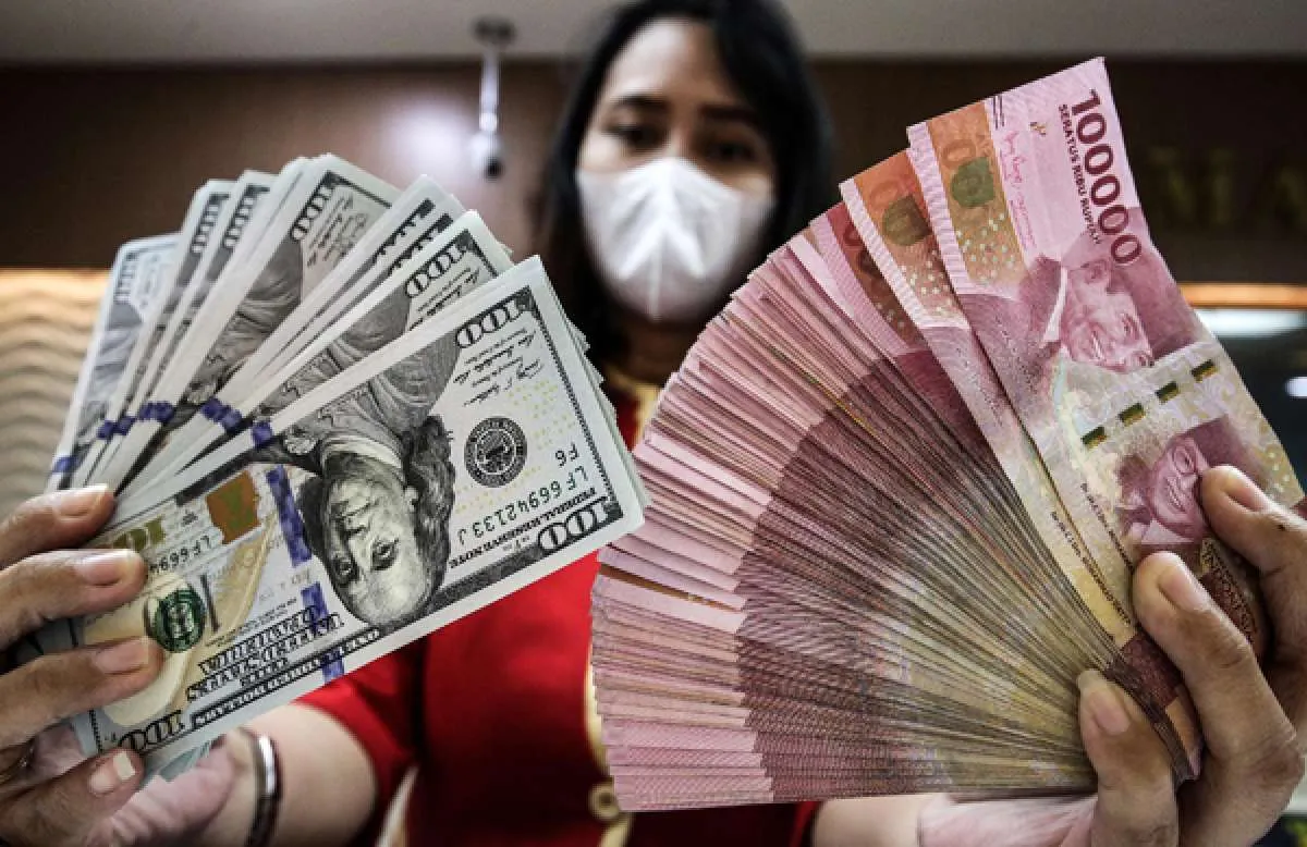 Kasus Omicron Bertambah, Rupiah Bergerak Melemah Terhadap Dolar AS 
