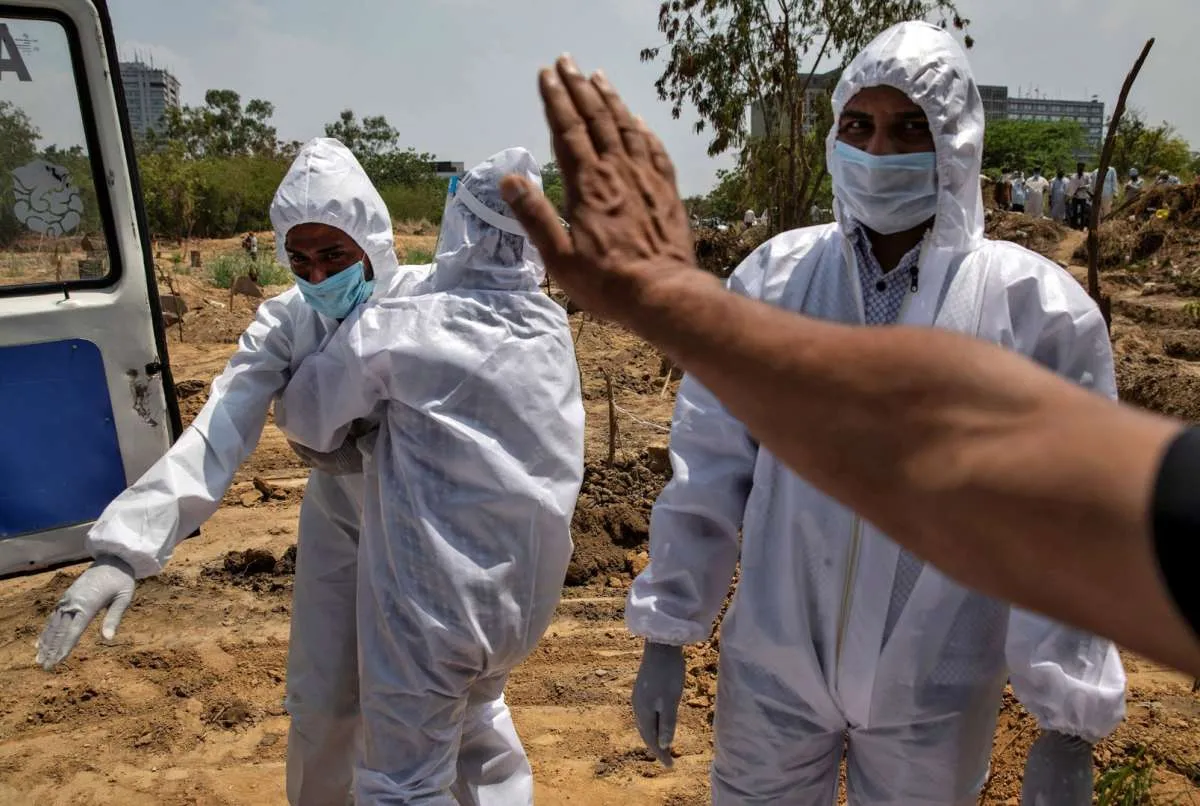 Penggali kubur di Mumbai kewalahan akibat korban meninggal Covid-19 terus bertambah