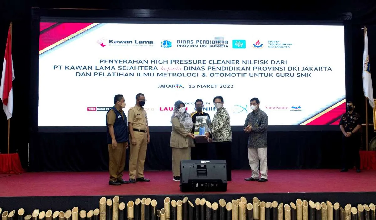 Kawan Lama Dukung Lingkungan PTM Kondusif Lewat Solusi Kebersihan untuk SMK Jakarta