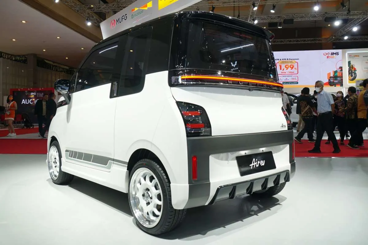 Wuling Tampilkan 2 Unit Special Display Kendaraan Listriknya, Air ev di IIMS 2023