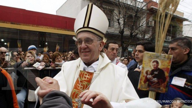 Paus Fransiskus memilih naik bus ketimbang limosin