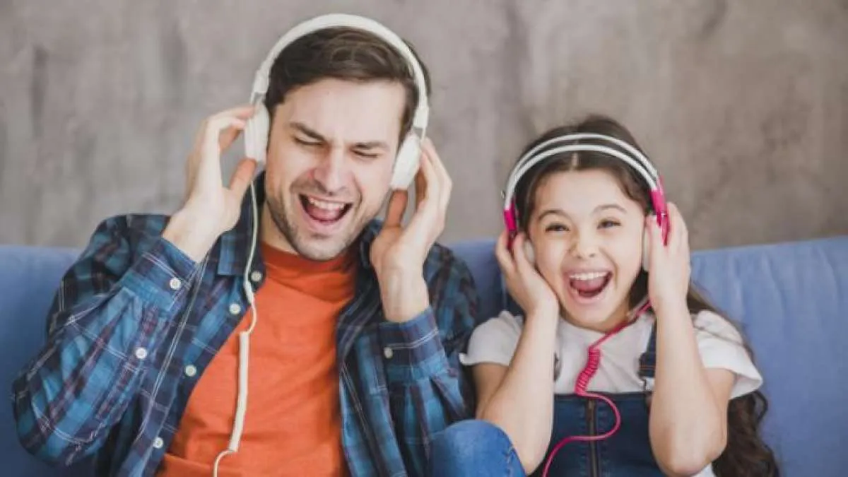 Kenali Bahaya Memakai Headset Saat Mengisi Daya HP