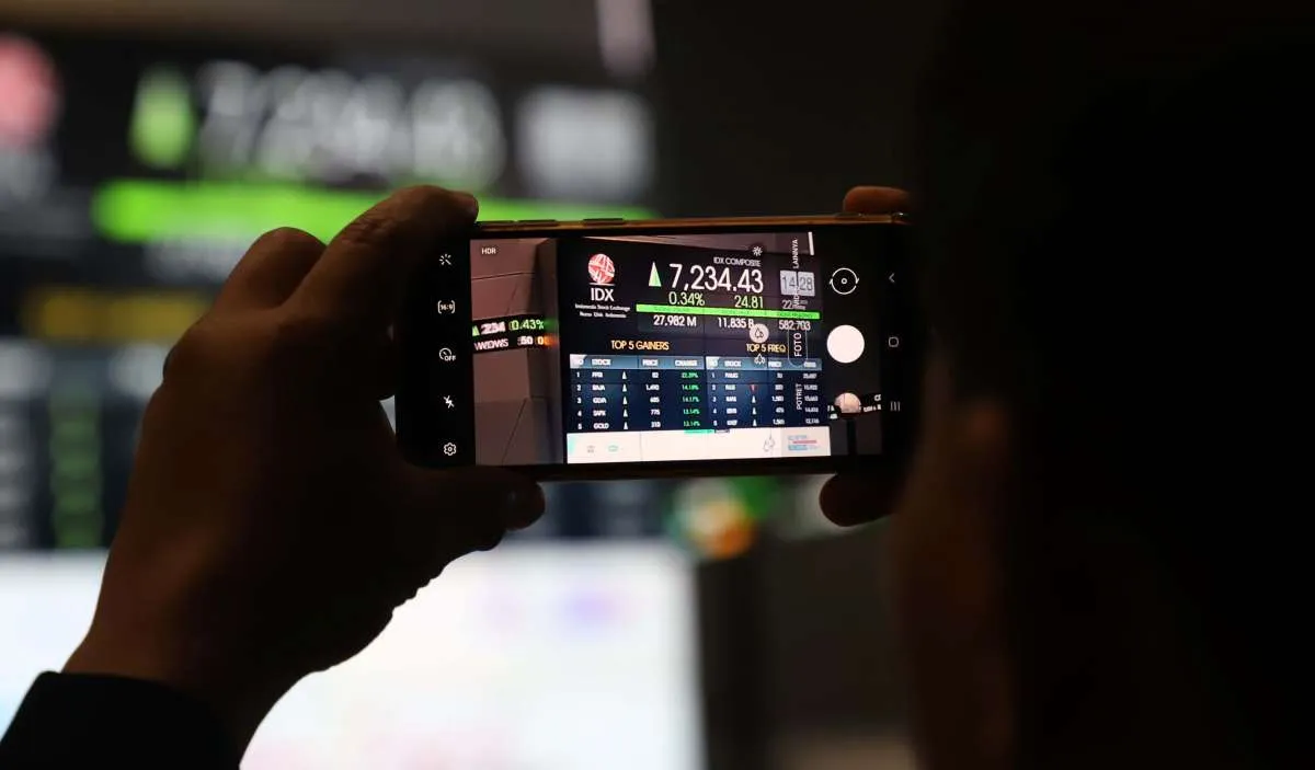 IHSG Melemah 0,43% di Perdagangan Terakhir 2023, Simak Reviewnya