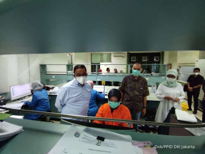Gubernur Anies Baswedan blusukan di laboratorium corona Jakarta akhir pekan ini