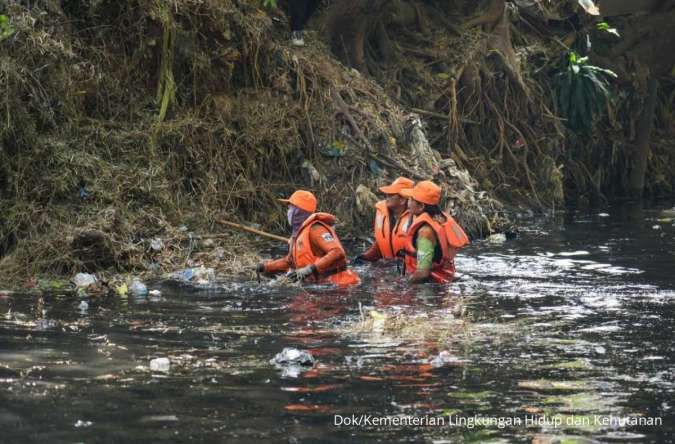 Bersihkan Sampah Kali Cipinang,Gebrakan Menteri LH Atasi Pencemaran Sungai di Jakarta