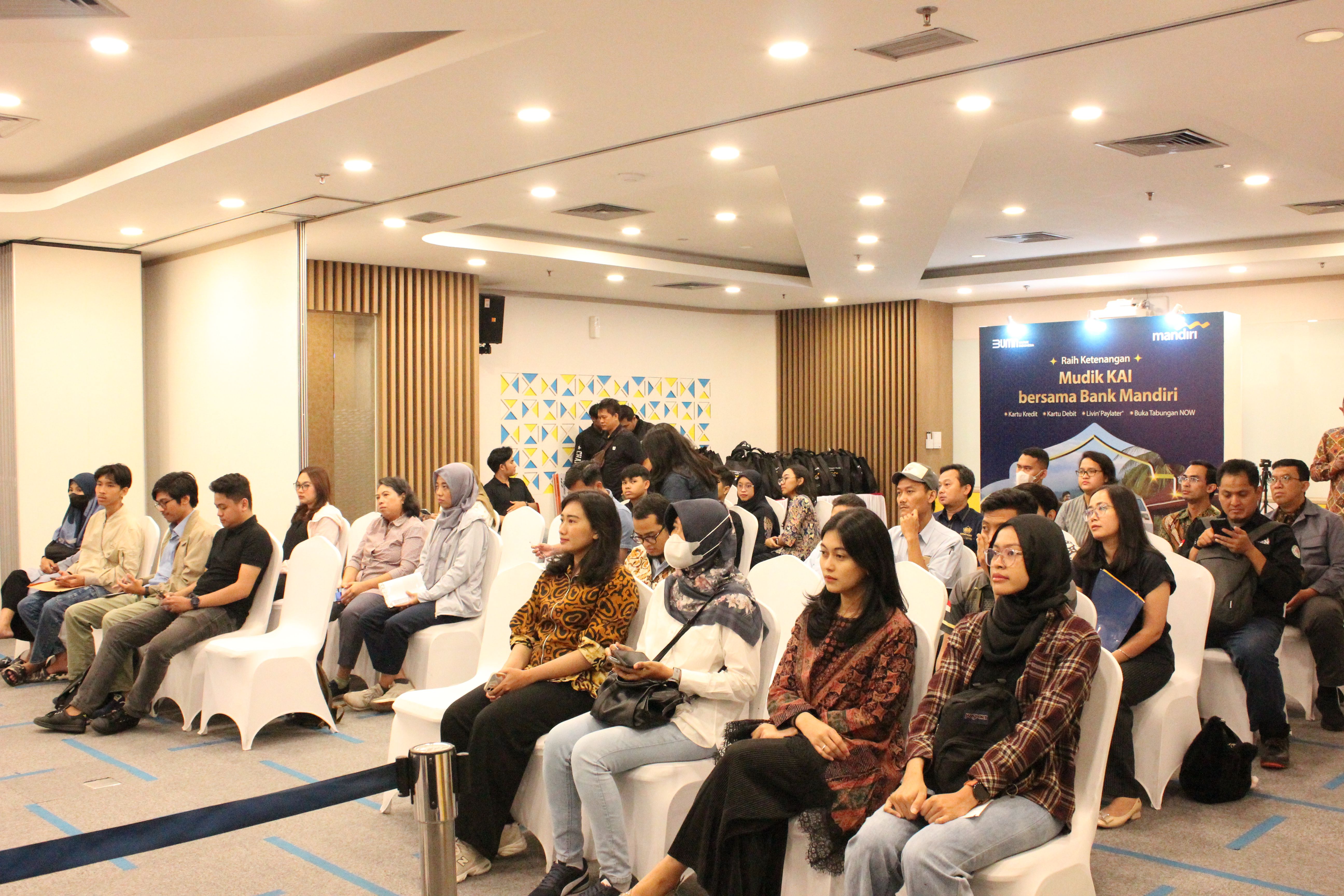 Kontan - Bank Mandiri Native Online. Antusiasme nasabah pemenang program Mandiri Kartu Kredit, Mandi