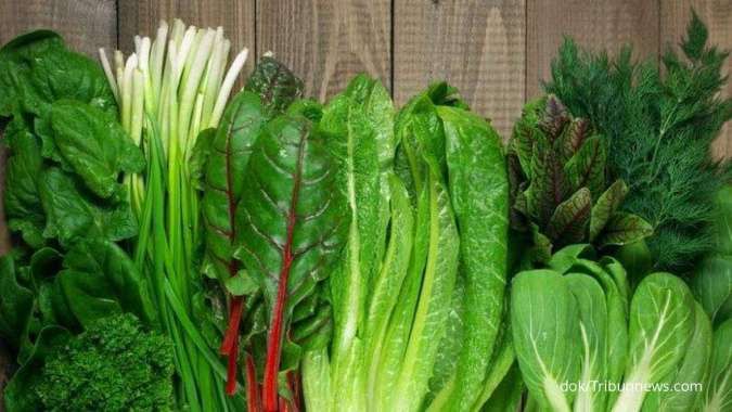 Sayuran hijau adalah salah satu makanan sumber vitamin K.