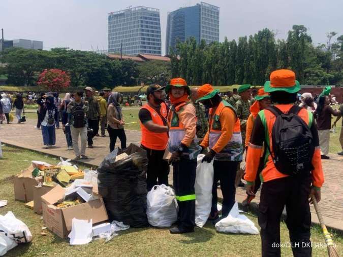 126,65 Ton Sampah Monas Usai Perayaan TNI, DLH Angkut Semua