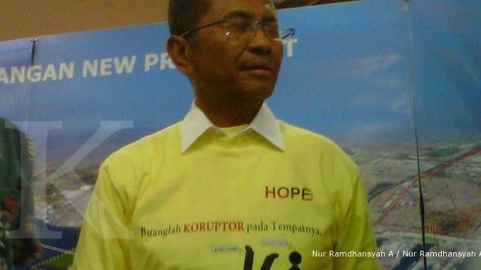Dahlan Iskan menyuapi makanan ke wartawan