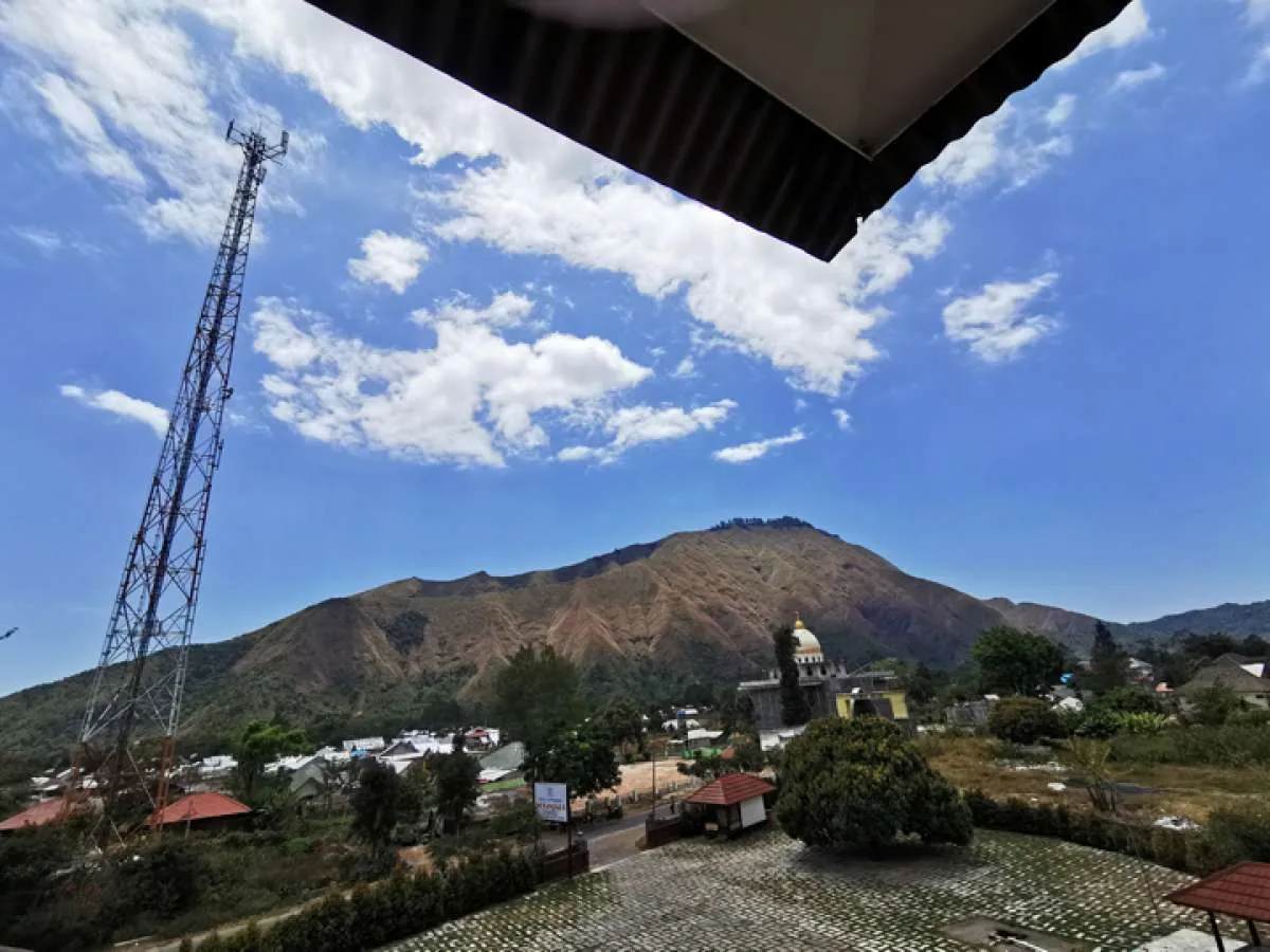 Banyak tak pakai masker, ratusan wisatawan padati lereng Gunung Rinjani