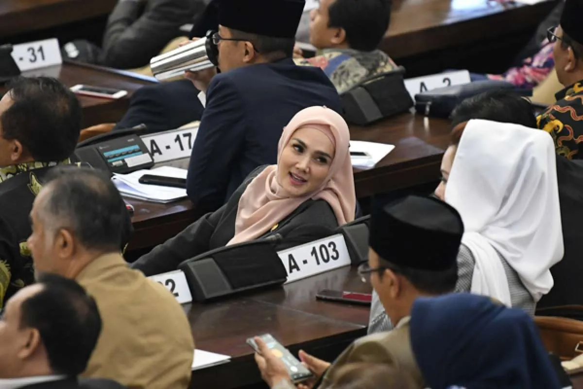 Mulan Jameela unggah foto tiga kacamata merek Gucci, KPK ingatkan gratifikasi