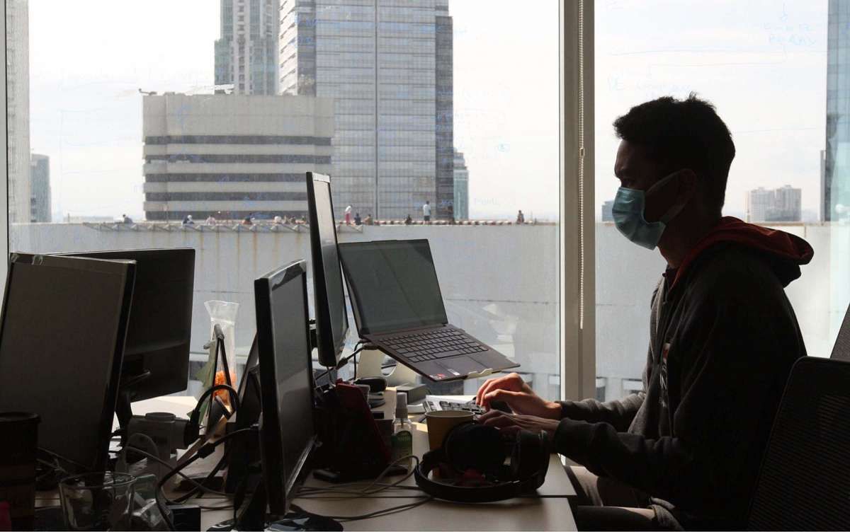 Pengaturan sektor perkantoran berdasarkan status zona risiko Covid-19
