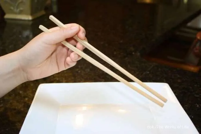 Как правильно брать палочки. Палочки для суши. Кушать палочками. Палочки для суши для левшей. Японские палочки для суши.