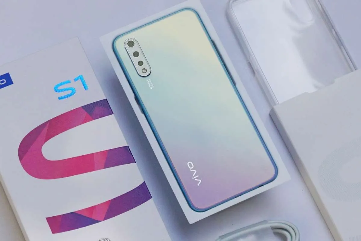 Harga hp Vivo S ringan dikantong! Cek harga hp pintar ini di sini