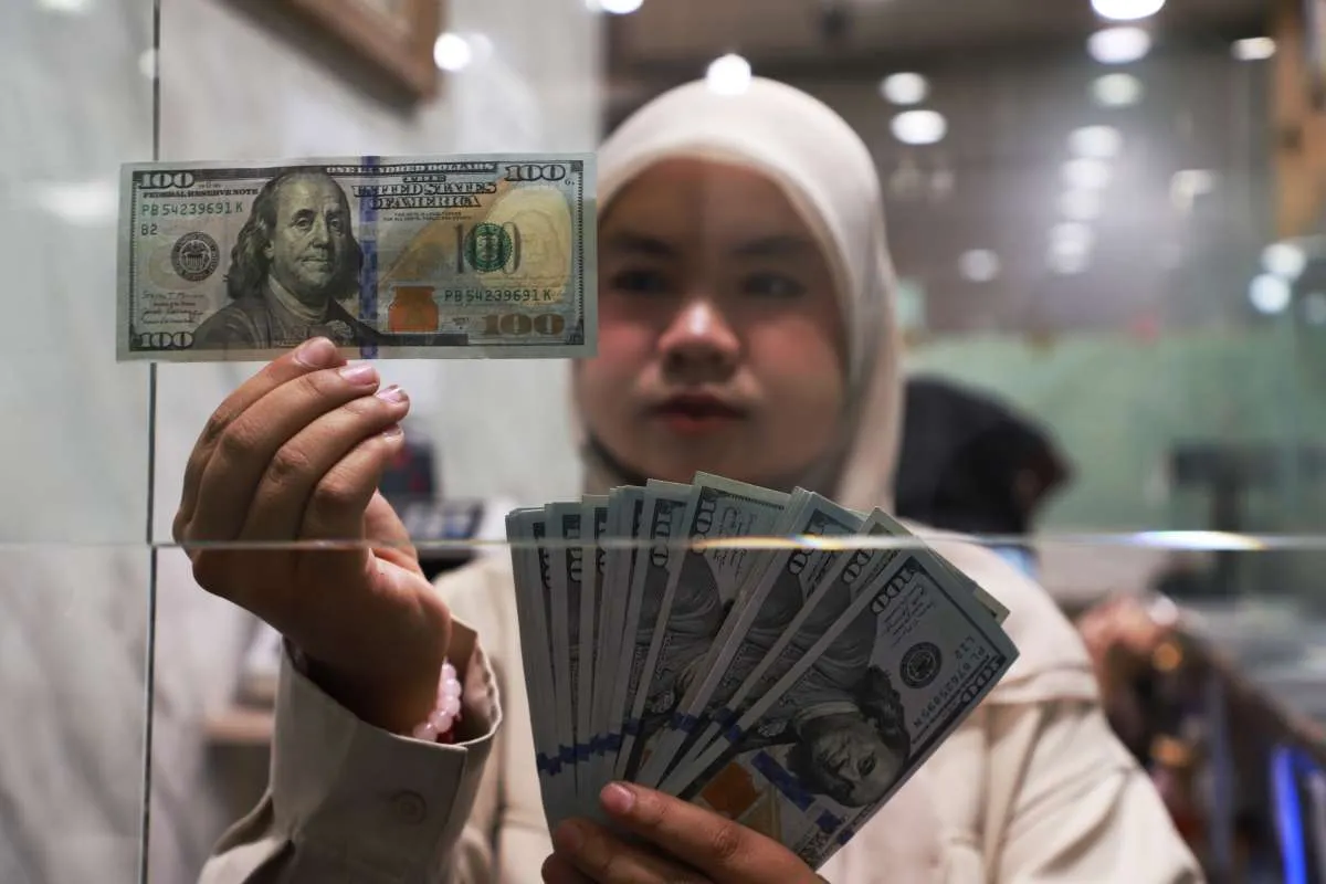 Rupiah Ambruk ke Rp 18.049, Ditekan Net Sell Asing dan Sentimen Risk-Off
