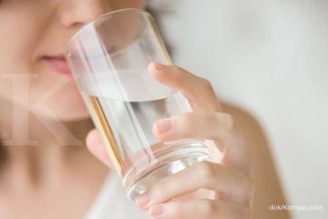 Minum air dan mengistirahatkan sendi bisa meredakan nyeri asam urat dengan cepat