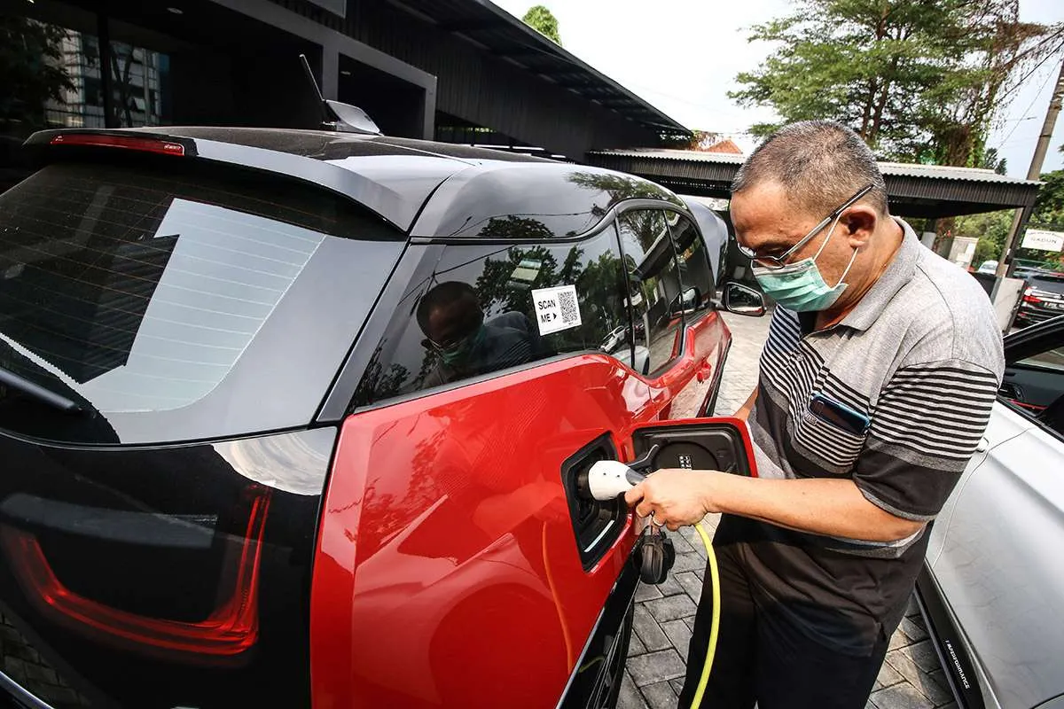 Luhut sebut sejumlah kontrak diteken dalam mengembangkan baterai untuk mobil listrik