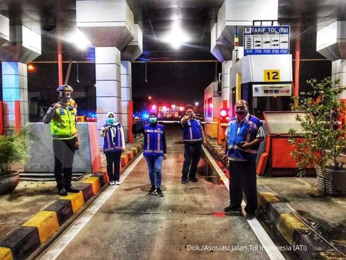 GM Representative Office 1 Jasamarga Metropolitan Tollroad Tri Wahyu Subekti (tengah) di GT Pondok R