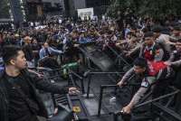 Demo di Sudirman Ricuh Saat Pembubaran, Massa dan Polisi Sempat Saling Dorong