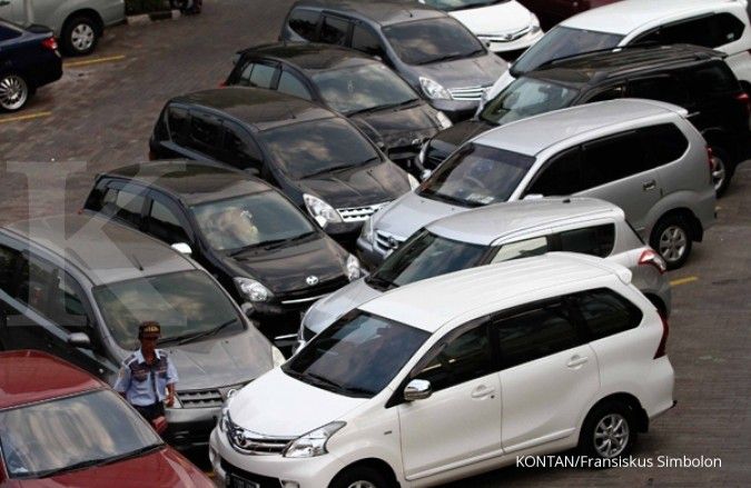Mobil dinas Pemkot Surabaya diparkir di halaman