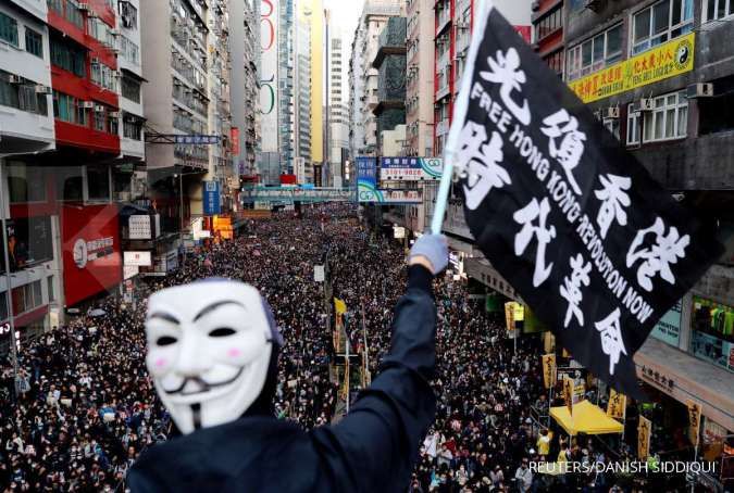 Berpakaian hitam, aksi demonstrasi di Hong Kong terbesar sejak pemilu lokal 