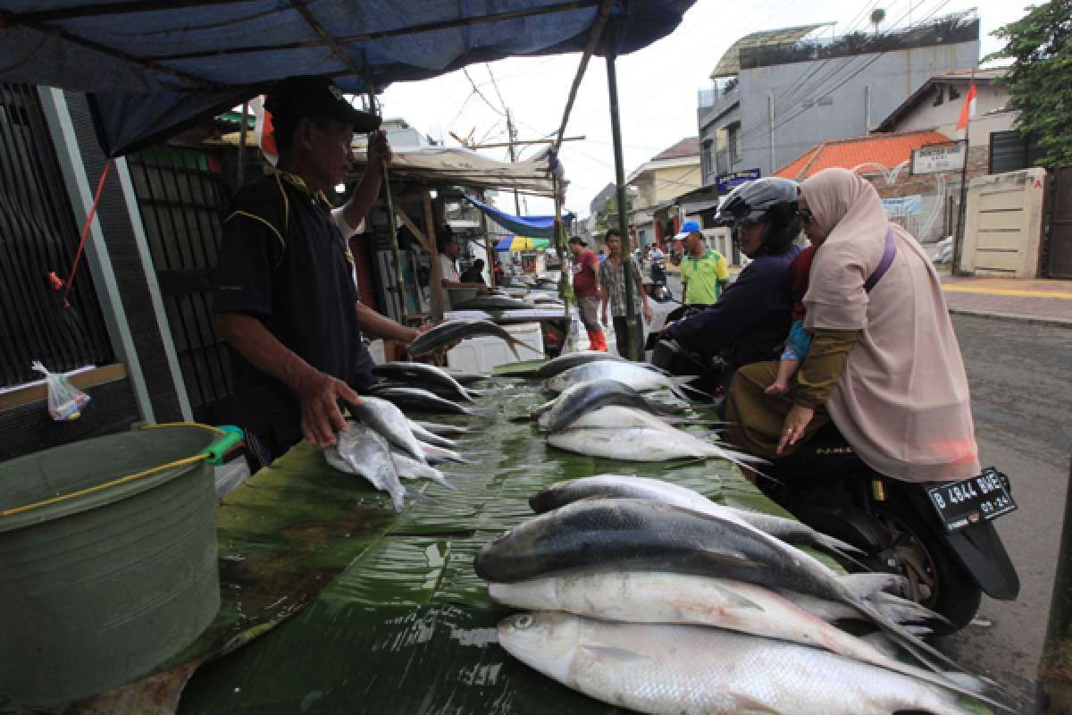Penjualan bandeng jelang Imlek