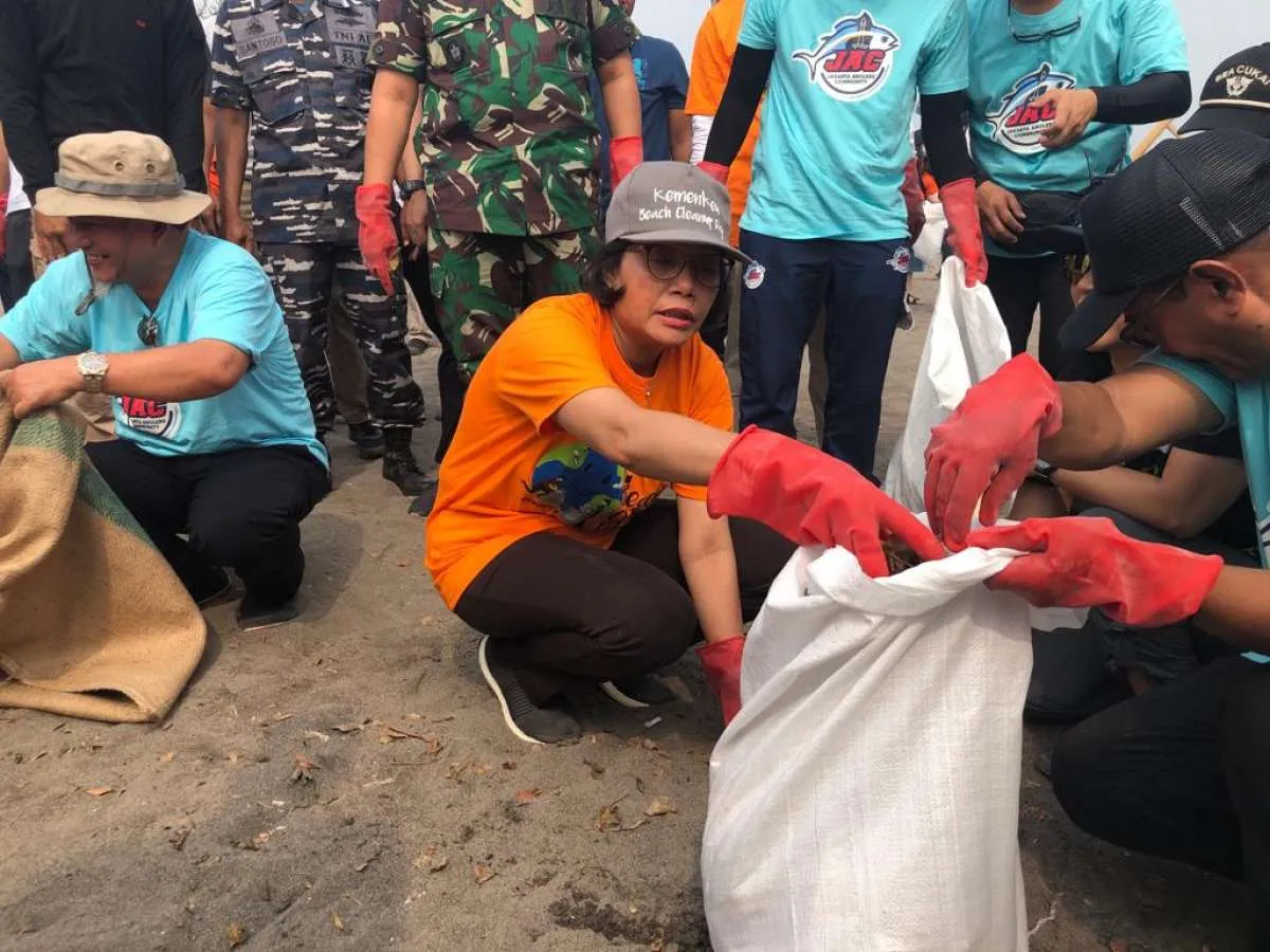Sambut Hari Oeang ke-73, Sri Mulyani bersih-bersih sampah di pantai Tanjung Pasir