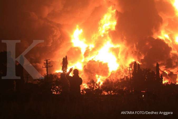 Five injured, hundreds evacuated after massive blaze at Indonesia oil refinery