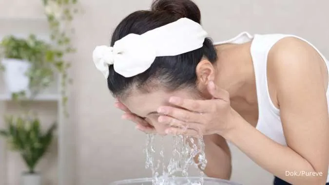 4 Manfaat Cuci Muka dengan Air Hangat, Skincare jadi Mudah Menyerap