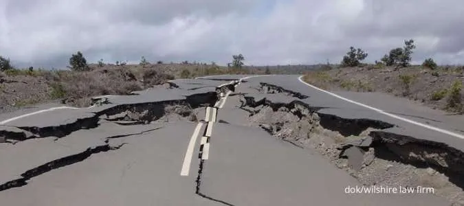 Cara Menyelamatkan Diri dari Gempa: Jalan rusak akibat gempa