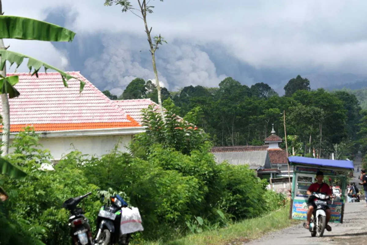 Gunung Semeru Meluncurkan Awan Panas Sejauh 3 Kilometer