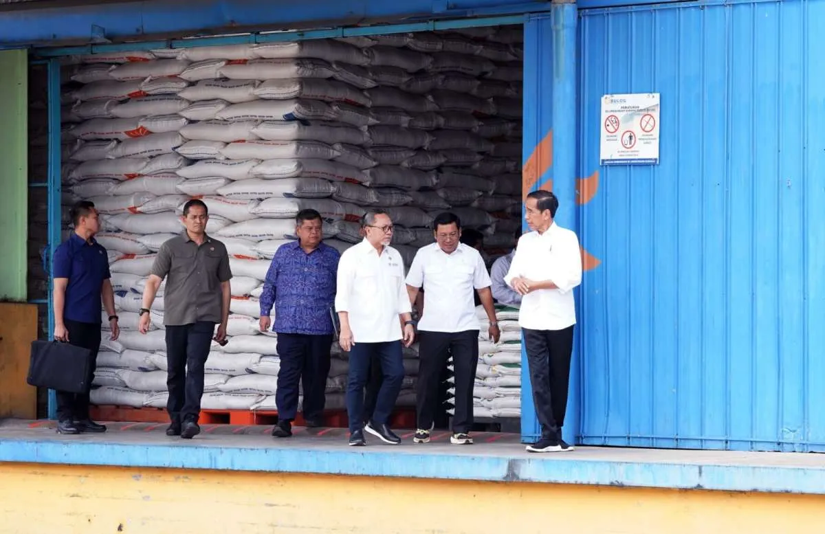 Mendag Zulkifli Dampingi Presiden RI Cek Gudang Bulog & Luncurkan Bantuan Pangan