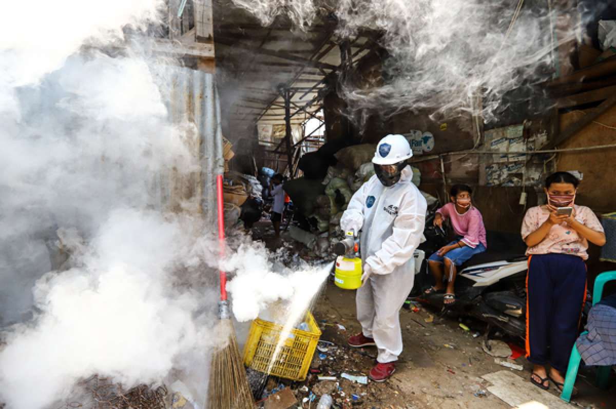 Fogging di kampung pemulung