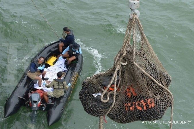Jasad korban AirAsia menyebar di perairan Sulawesi