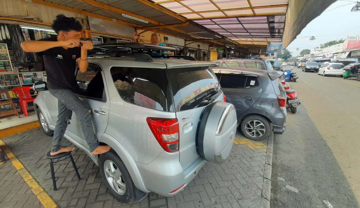 Pasang Rak Atap Mobil untuk Persiapan Mudik