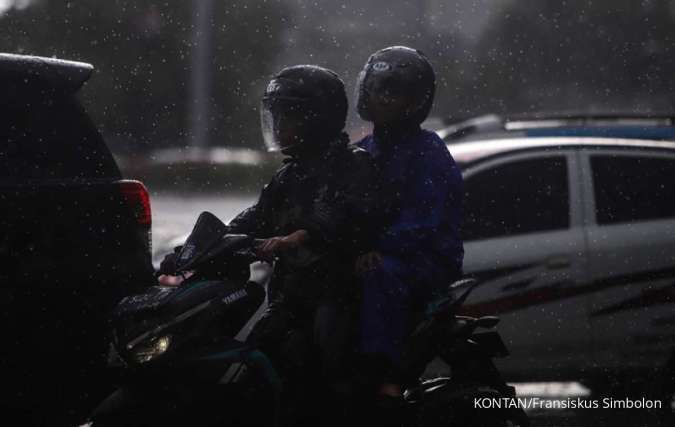 Cuaca Besok (24/11) di Jakarta Berpotensi Hujan Petir di Daerah Ini