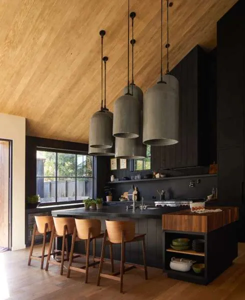 dapur dengan cat hitam dan furnitur kayu