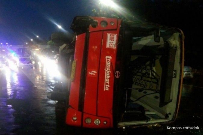 Transjakarta terguling di Cawang, 10 orang terluka