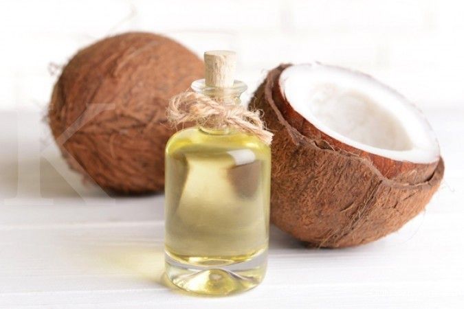 Minyak kelapa dapat digunakan sebagai oil pulling untuk pemutih gigi.