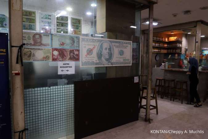 Petugas beraktivitas di gerai penukaran uang asing di Jakarta