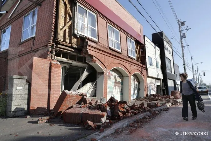 Strong quake hits off Japan coast, triggering blackouts