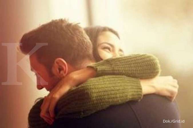 Suami Istri Jangan Abaikan, Ini 5 Manfaat Cuddling Buat Kesehatan Fisik dan Mental