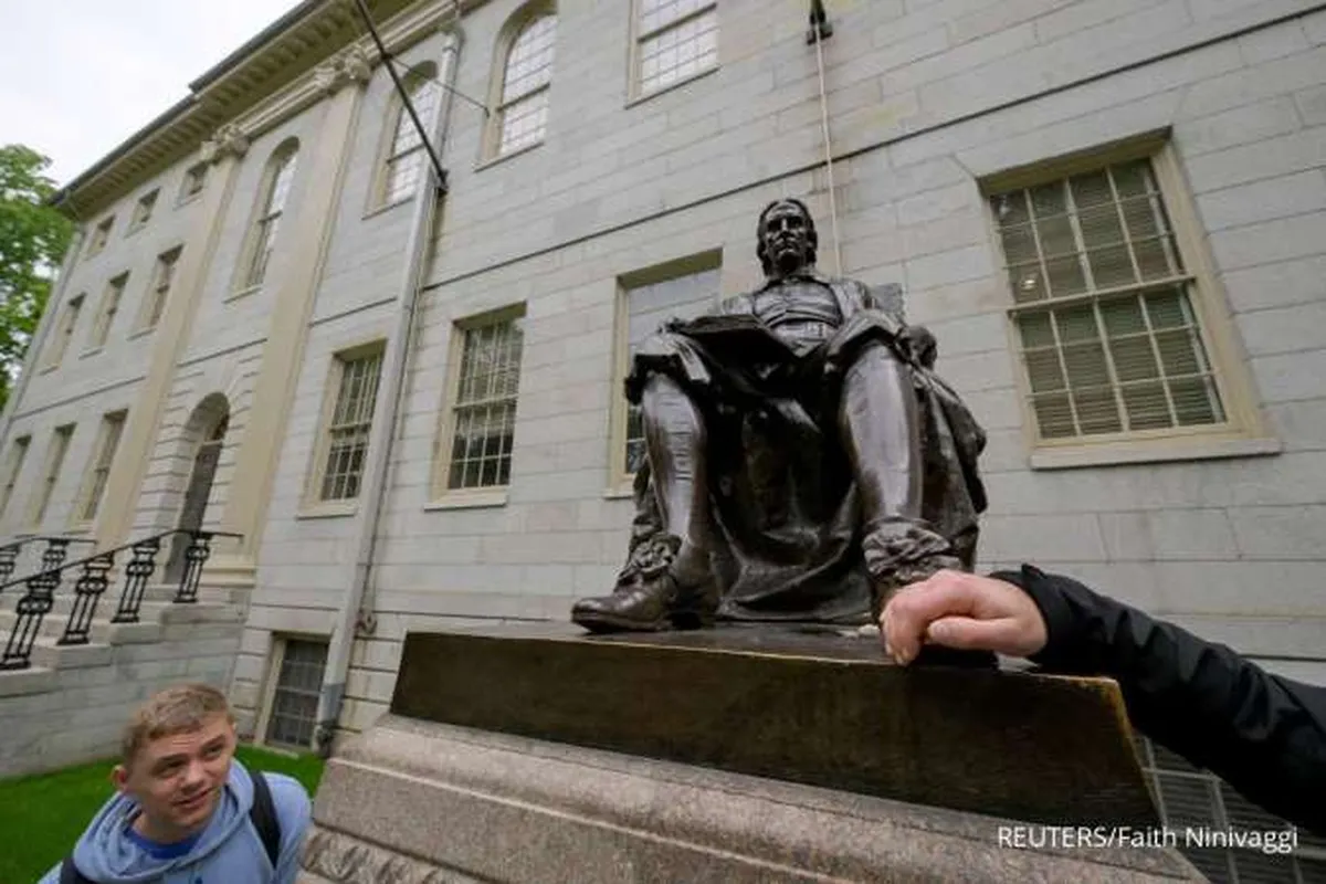 Trump Perketat Permohonan Visa Terkait Harvard, Termasuk Mahasiswa dan Turis