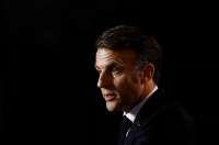 Krisis Politik Membayangi Macron, Kesendirian di Tepi Sungai Seine Jadi Sorotan