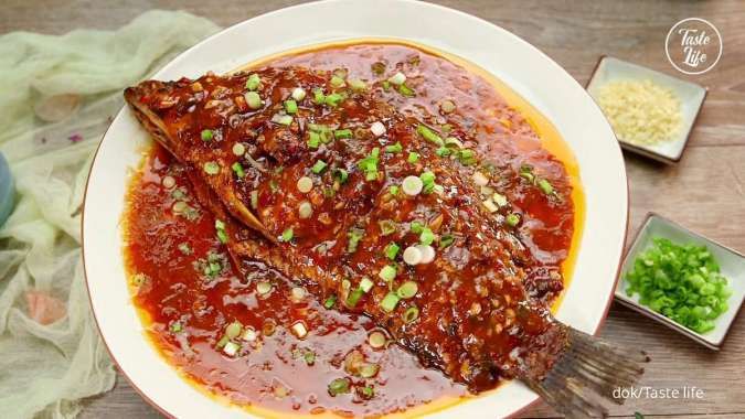 Resep Ikan Mas Chili Bean Sauce Pedas Gurih, Inspirasi Menu Sajian Imlek Halal
