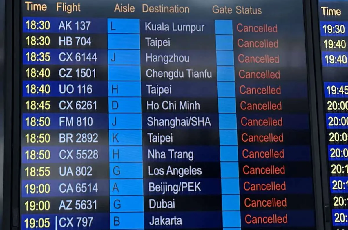 Maskapai Hong Kong Rugi Besar, Ratusan Pesawat Dievakuasi Akibat Topan Ragasa