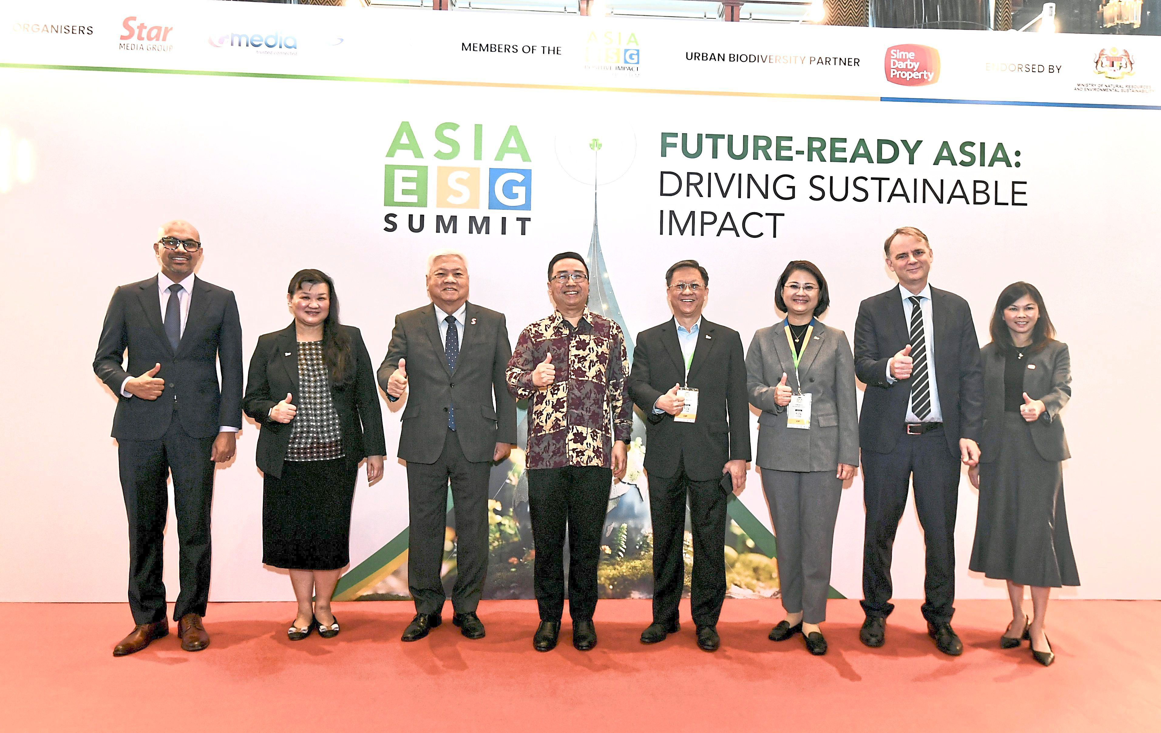 Kontan - Sime Darby Kilas Online. All smiles: (From left) Shivakumar, Ng, Wong, Chang, Chan, Wang, Wiberg and Yasmin in a group photo at the summit. — SIA HONG KIAU/The Star