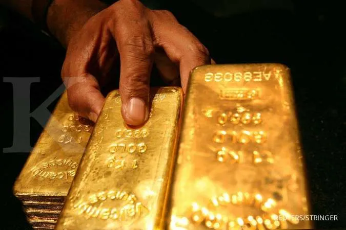 Gold rises as dollar retreats after Fed downplays inflation fears